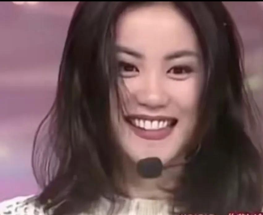 王菲比张柏芝长得大气，浓眉大眼，脸型圆润饱满。
张柏芝虽然五官精致，但是长得精瘦