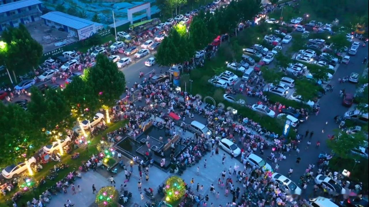  筑梦小镇开发得很成功！
刚建时很多人担心筑梦小镇会凉，宿迁这类街区太多了！�但