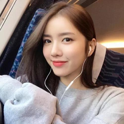 少女心满满！少女在列车上自拍，耳机里播放着喜欢的音乐，心情愉快！少女心自拍 高铁