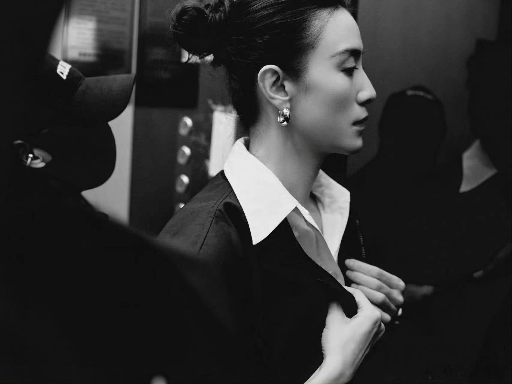 男粉演我看到宋佳粉丝当面猛夸又帅又飒，宋佳冷静回应：赵队的气场只是表面，内心藏着