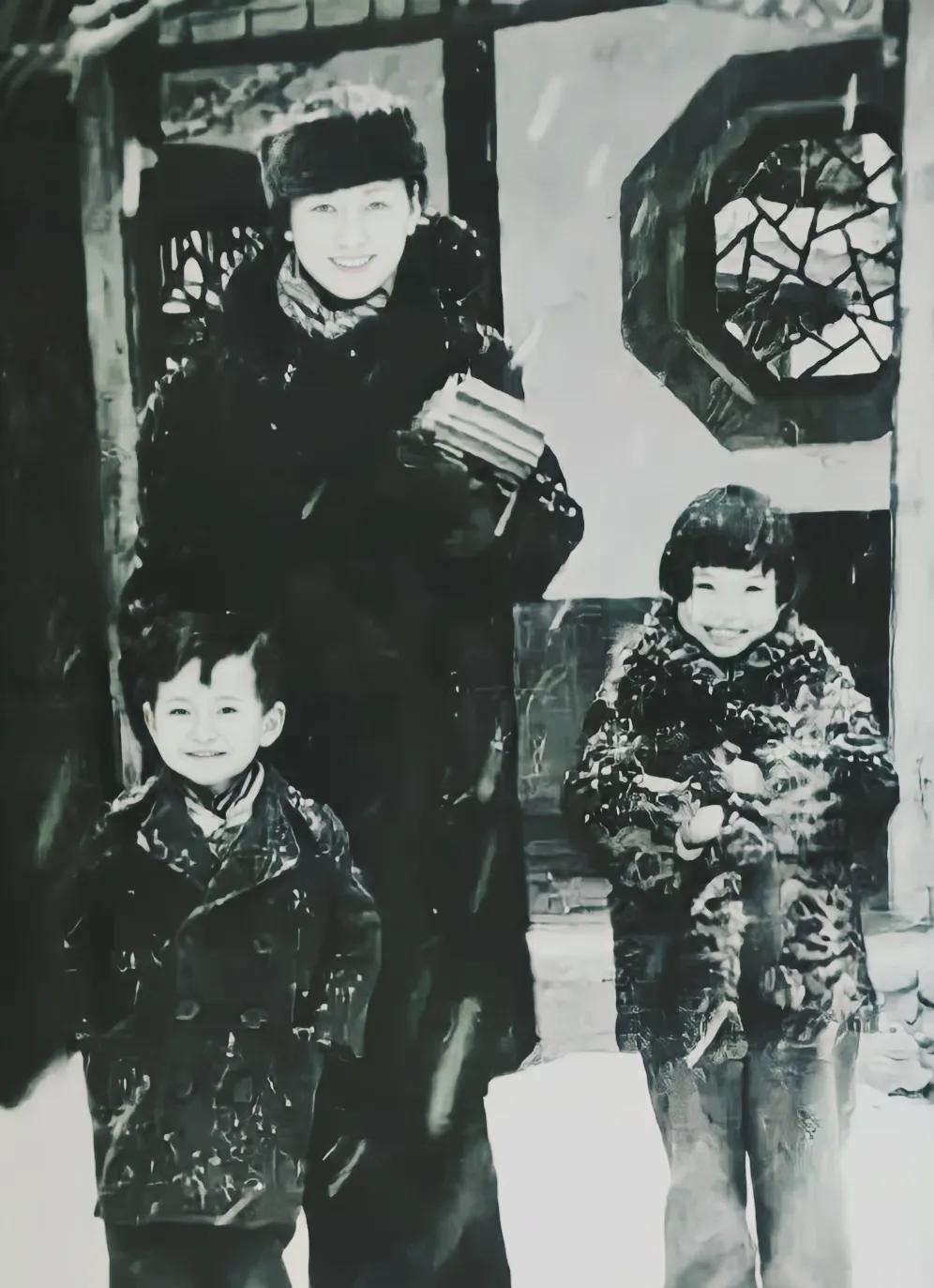 1932年，
林薇因和她的子女雪天游园照。