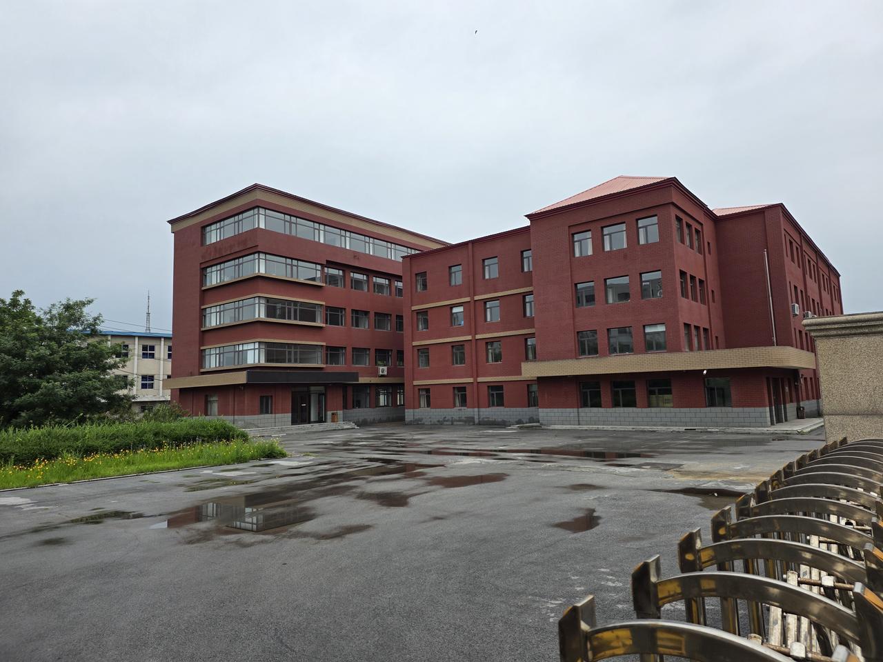 与劳动公园毗邻的抚顺市教师进修学院，已被围挡起来，很快就要拆除了。