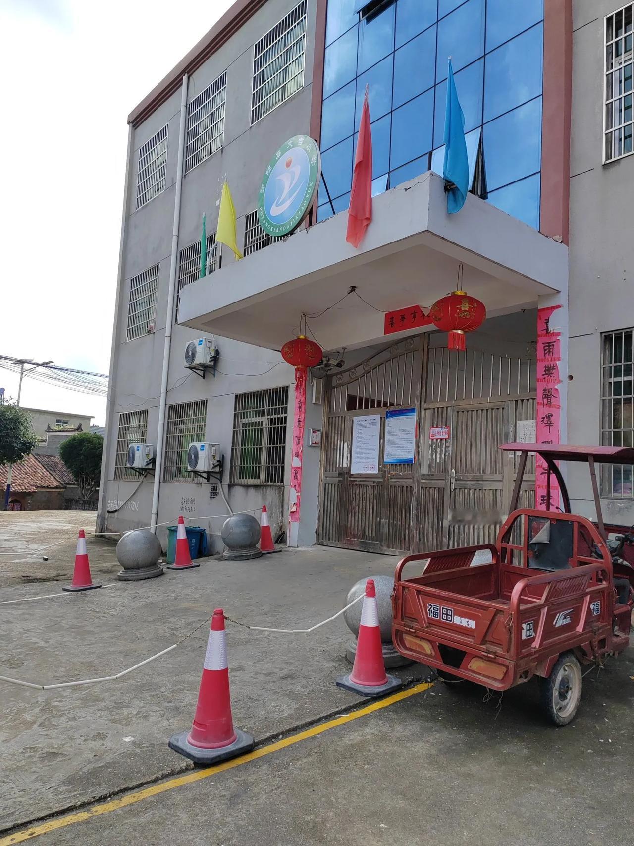 来接儿子们放学了！！