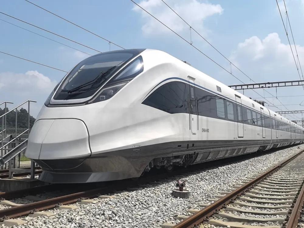 通行线·铁路【中车广东制造的CRH6A-A获型号合格证】8月7日，由广州地铁集团