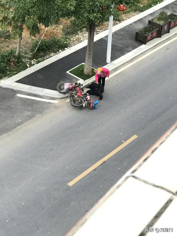 老人倒地碰瓷 男子险被套路 老人倒地碰瓷，男子险陷套路。如今，老人倒地碰瓷之事屡