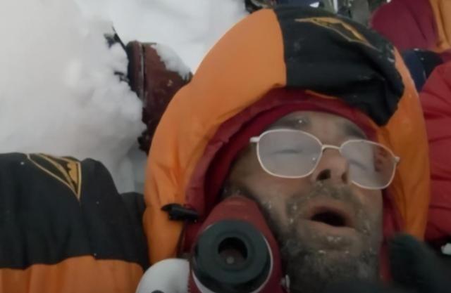 2006年，51岁的林肯霍尔成功登上珠峰，却在下山途中终止呼吸，伙伴们只能丢下他