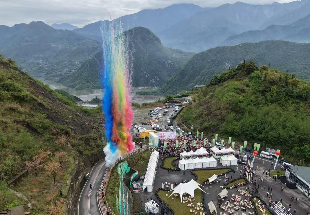 汶川赏花音乐季徒步樱花里活动现场。
航拍：4月11日上午。
图文原创：李豫龙
春