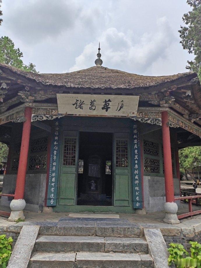 南阳卧龙岗汉代铁犁得以留存至今，首先得益于当地中性黄土环境，无极端酸碱侵蚀，且盆