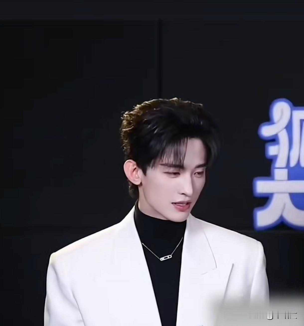 常华森机场认不出白鹿！戴墨镜看懵圈，回应笑翻全网！
 
常华森回应机场偶遇白鹿的