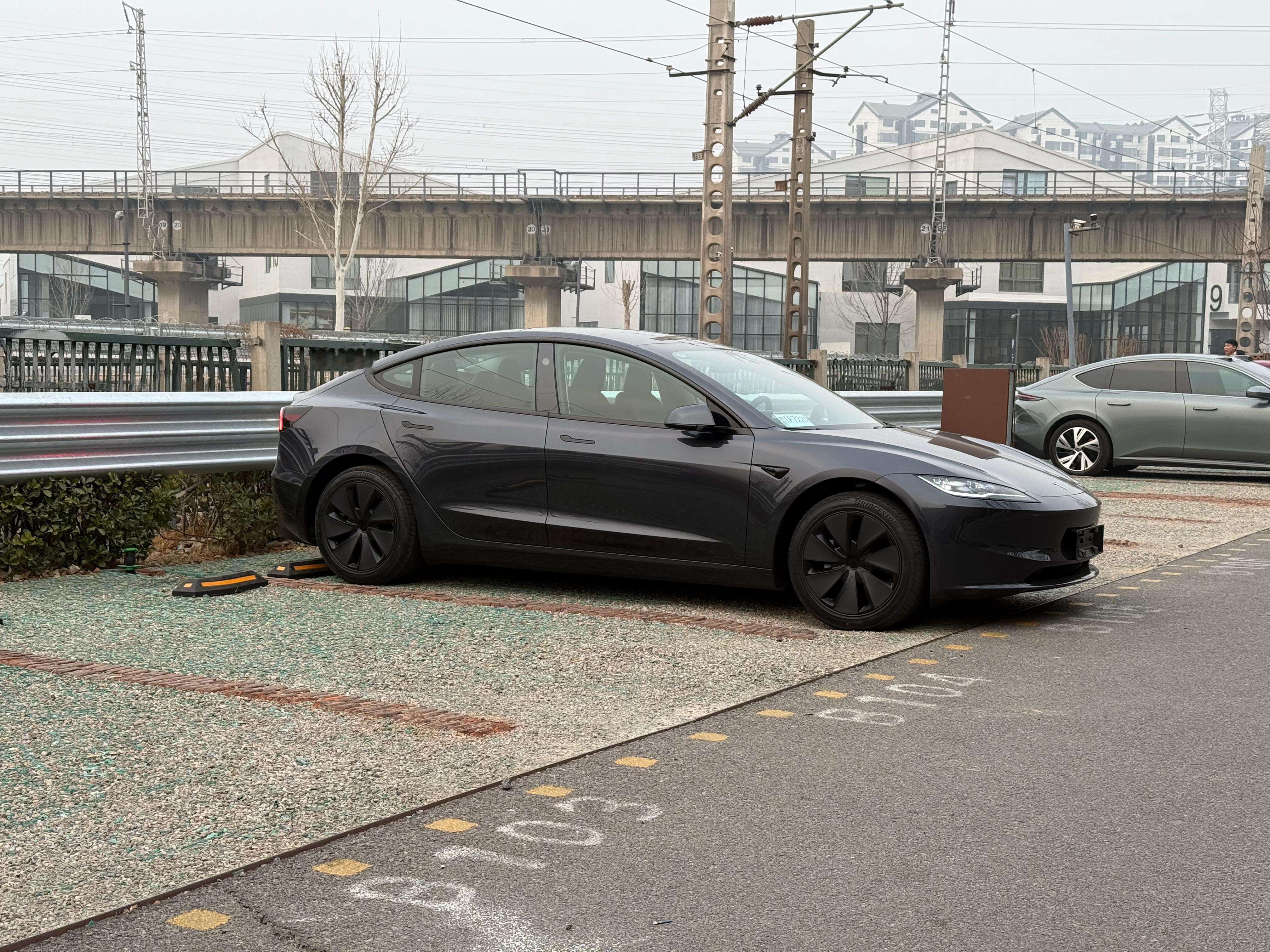 但不得不说焕新 Model 3 颜值还是在线的，紧凑又极致[good]最近几天回