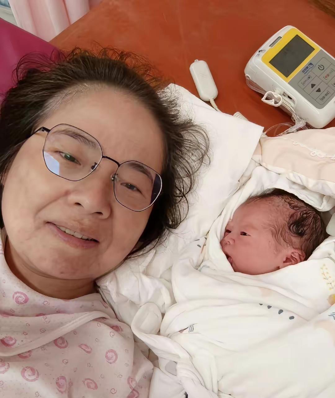 祝福这娘俩！
五十岁失独妈妈砸六万做试管硬是拼回个娃！这大姐中年丧子后把命豁出去