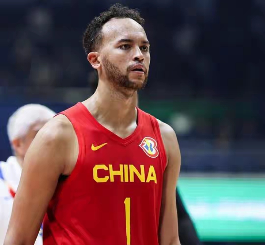 打开NBA的官网可以看到，效力于爵士队的李凯尔，其国籍一栏已经变回到了美国。李凯