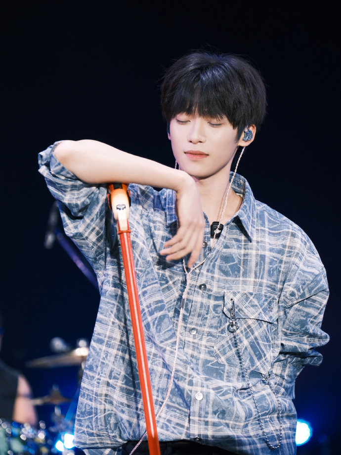 彩排时刻的梓渝梓渝格子衫顺毛彩排照，彩排时刻的梓渝，满分乖酷感的存在，期待住今晚