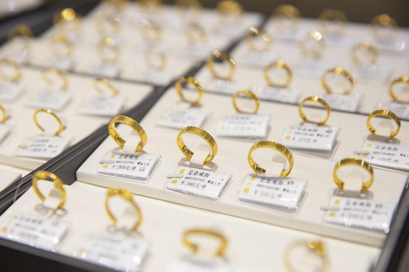 黄金现在便宜了吗？10月14日午后现货黄金短线急跌超89美元，可国内金饰价格却涨