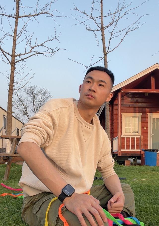 去监狱打疫苗被犯人调戏，真的无语。之前有个外国小哥动手动脚，今天这个更过分，当着