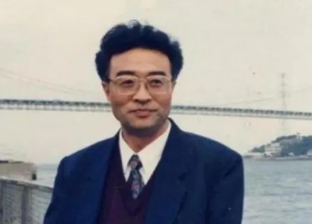 他名叫刘铁骑，是大贪官刘青山的儿子，父亲在1952年被枪毙的时候，刘铁骑才6岁，