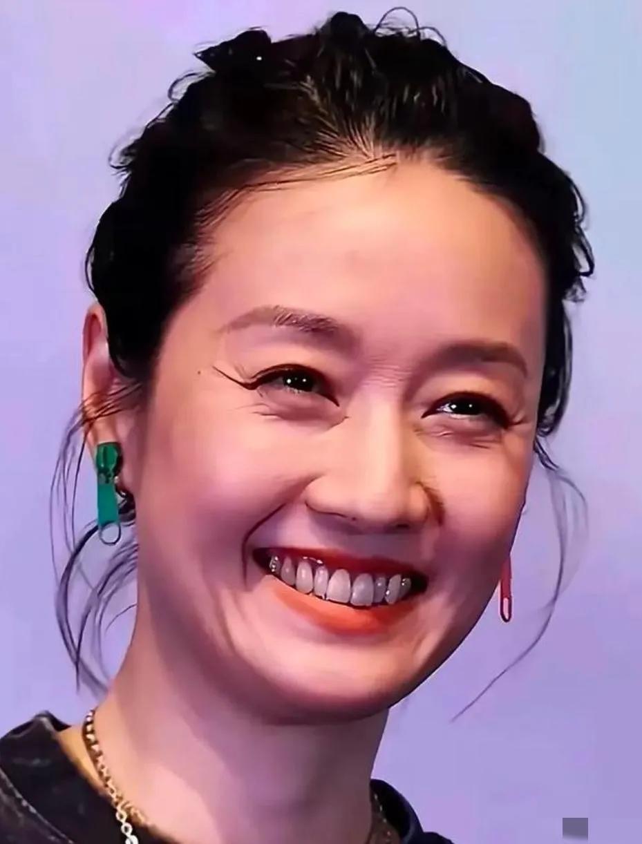 哇塞，我心中的女神马伊琍的颜值也崩塌了！

近照中的马伊琍眼角皱纹粗粝，下巴崎岖