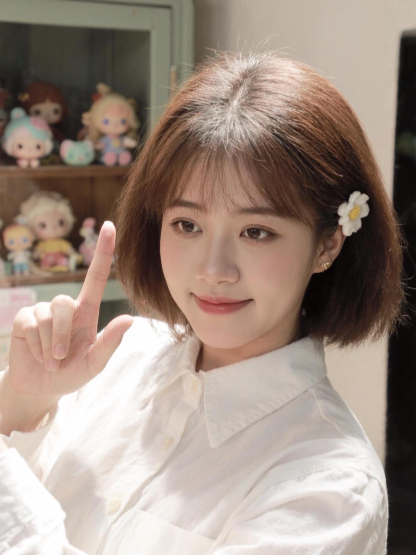 看看短发的样子 放大脸庞了