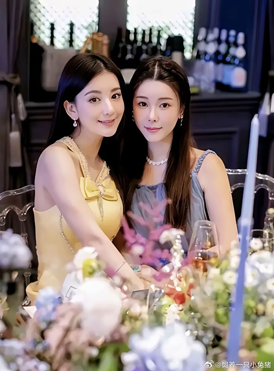 方媛和蔡天凤同样是娇小玲珑型美女。蔡天凤的身高比方媛还要矮一点，柔弱的眼神没有丝