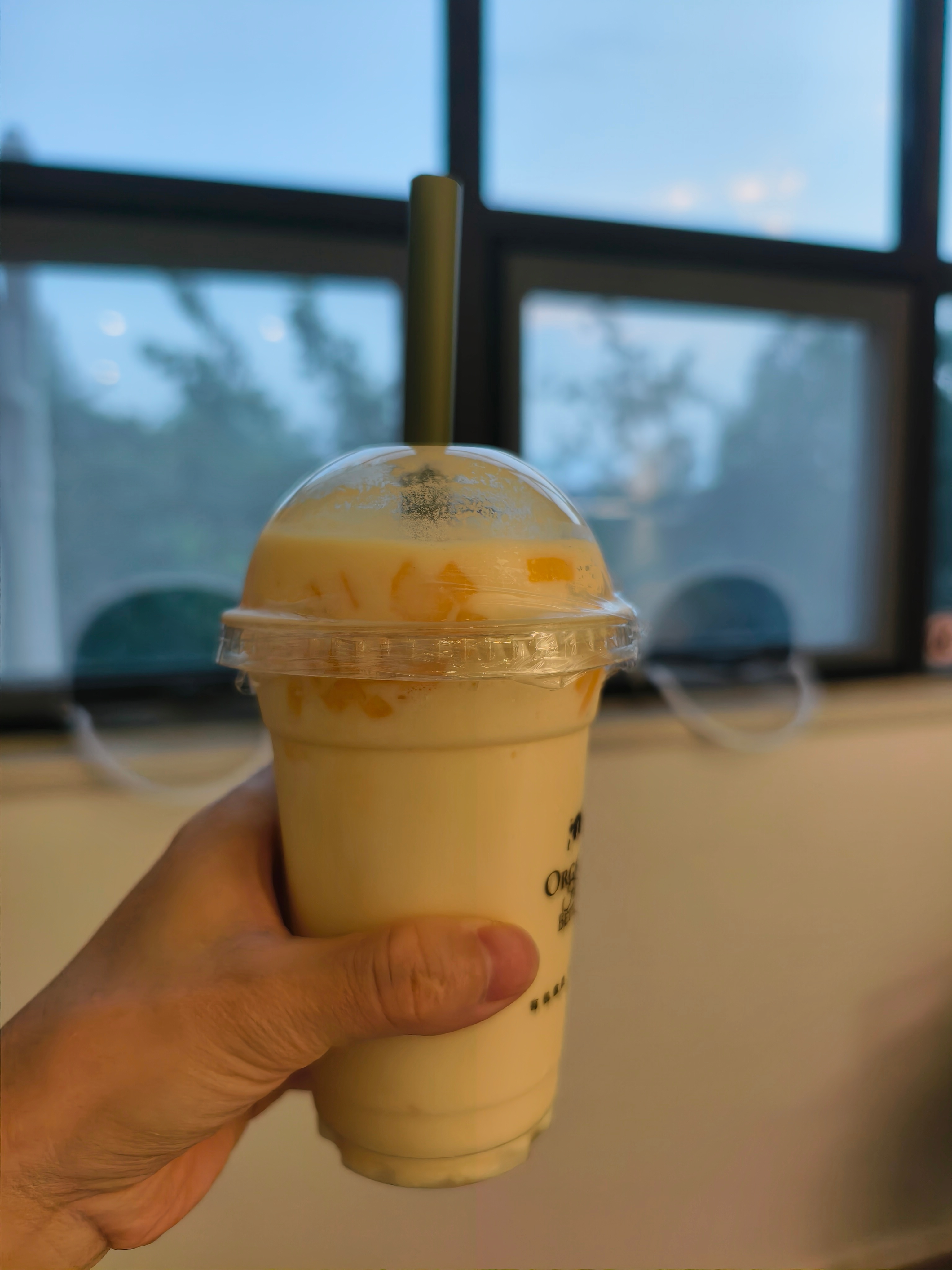 友人说，女孩们秋天的第一杯奶茶是很有必要的。从风水上说，秋天（食神）第一（正官）