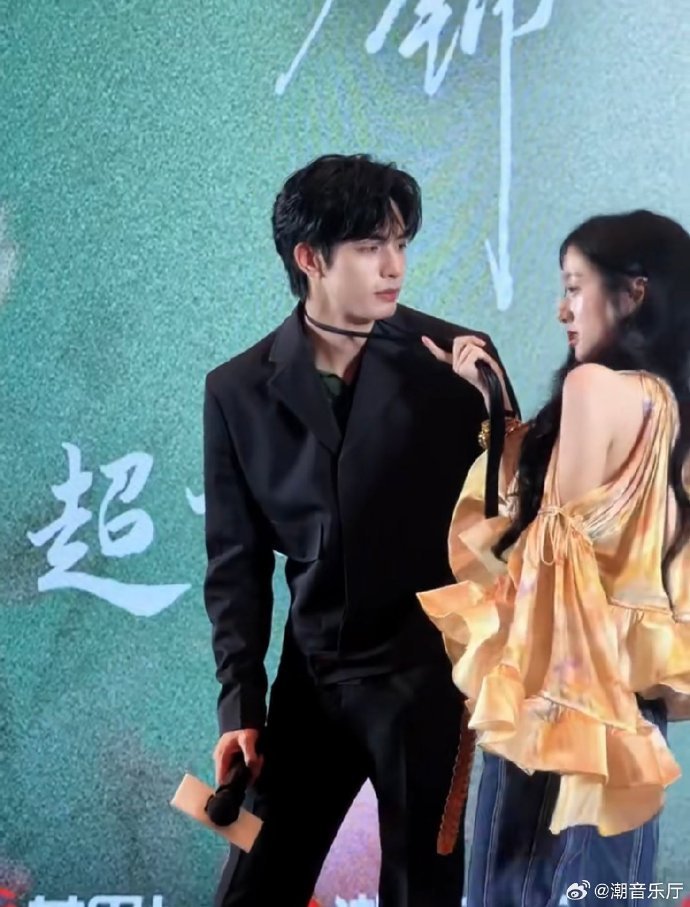 宋威龙今天好忙宋威龙上午包上恩下午张婧仪今天的宋威龙忙得像个小陀螺。上午在《韶华