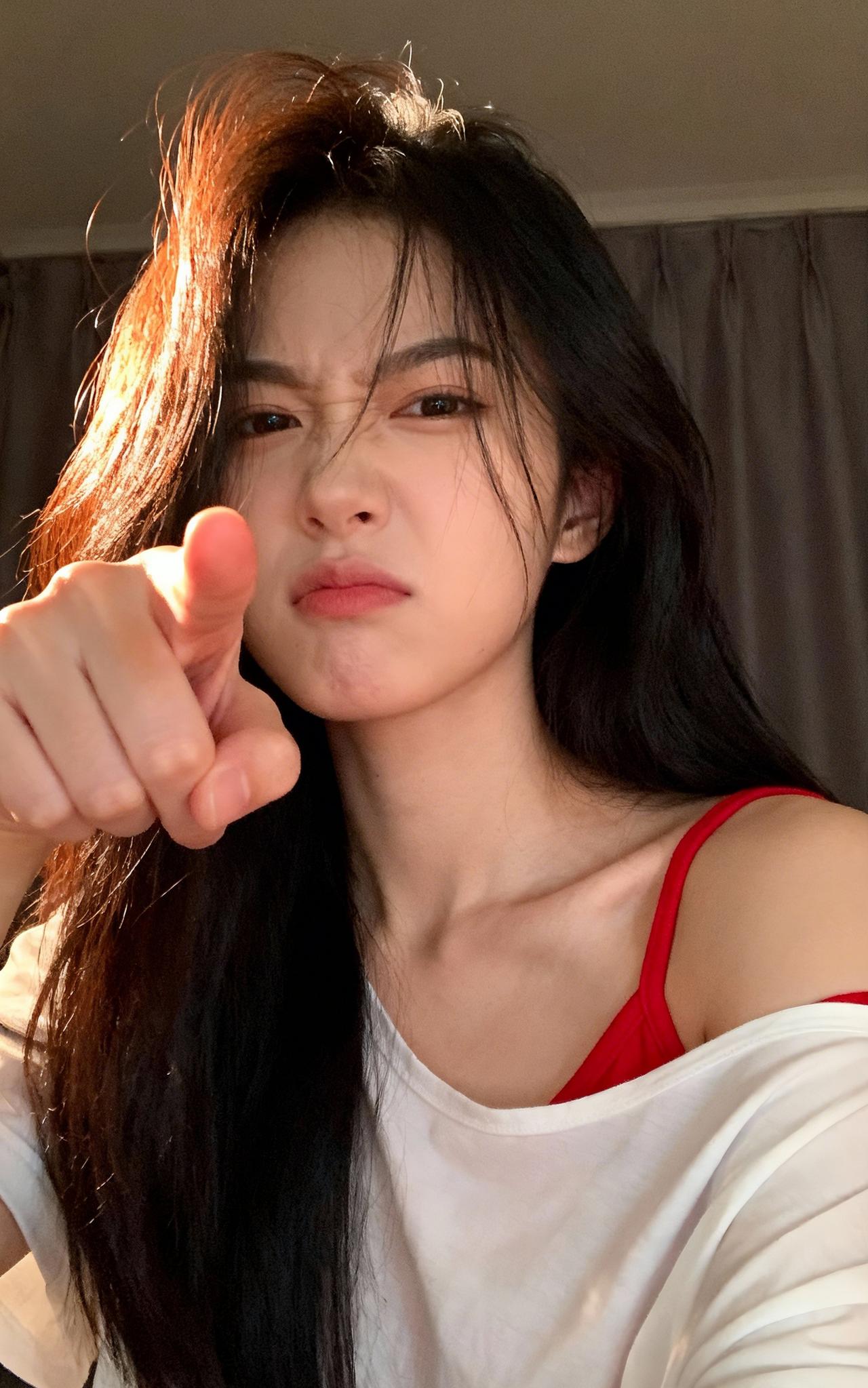 上联：玉指遥凝邀鹤梦
下联：云眸浅睇漾鸾情