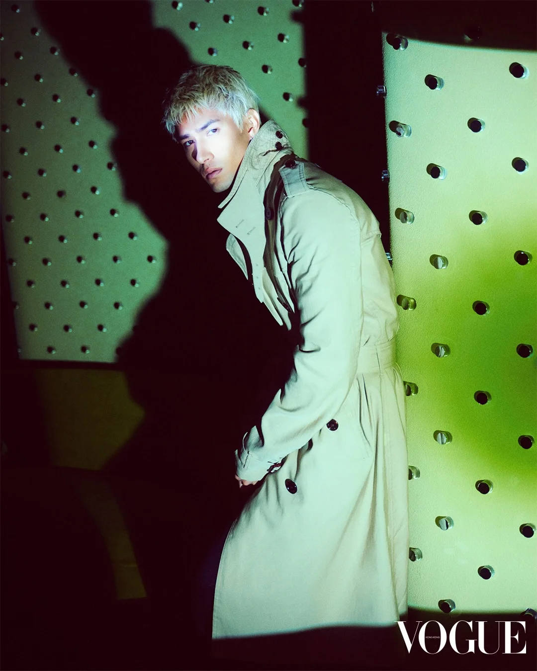 米卡Burberry经典Trench Coat亮相vogue hk