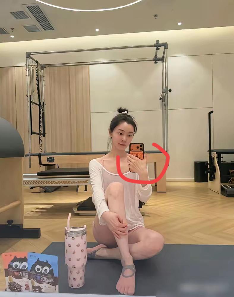 宋轶用的手机是什么牌子的？颜色挺好看
