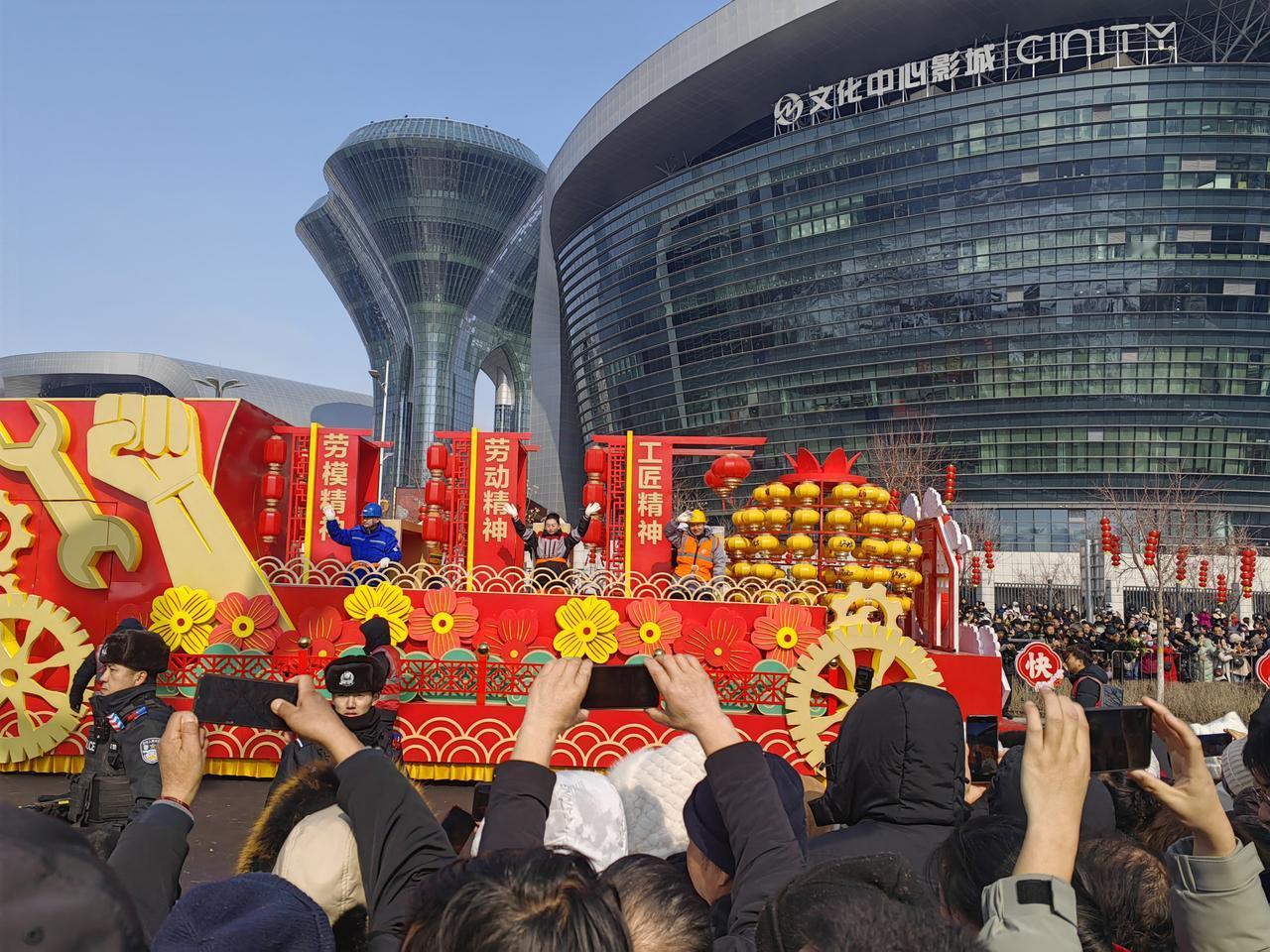 今天乌鲁木齐最热闹最喜庆的应该算是文化中心的社火展演了吧，虽然天气有点冷，但各族