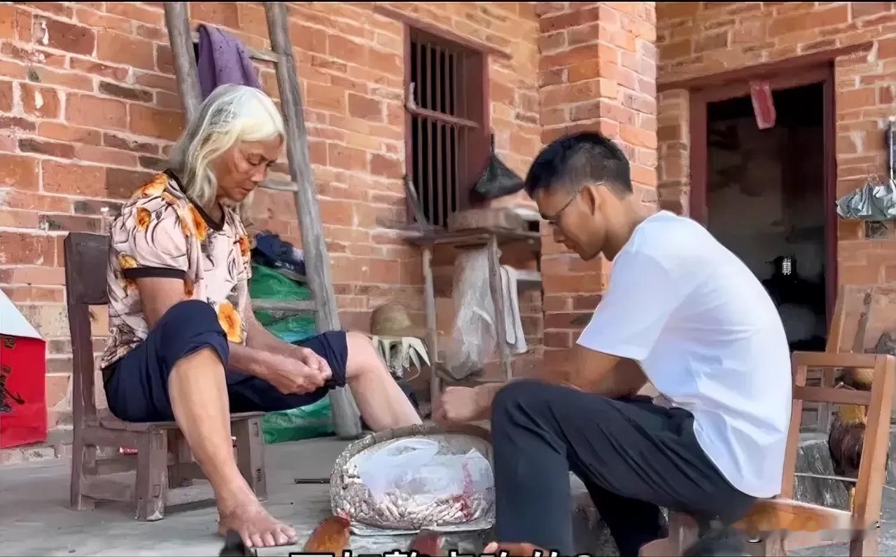 国庆假期，唐尚珺回老家看他的妈妈。在直播间，唐尚珺向网友透露，他妈妈有两个愿望：