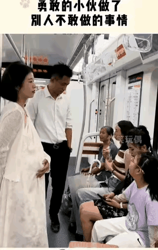 都是女人，都有过十月怀胎的不便经历，为什么不能互相体贴关照一下呢？
这位男士都看