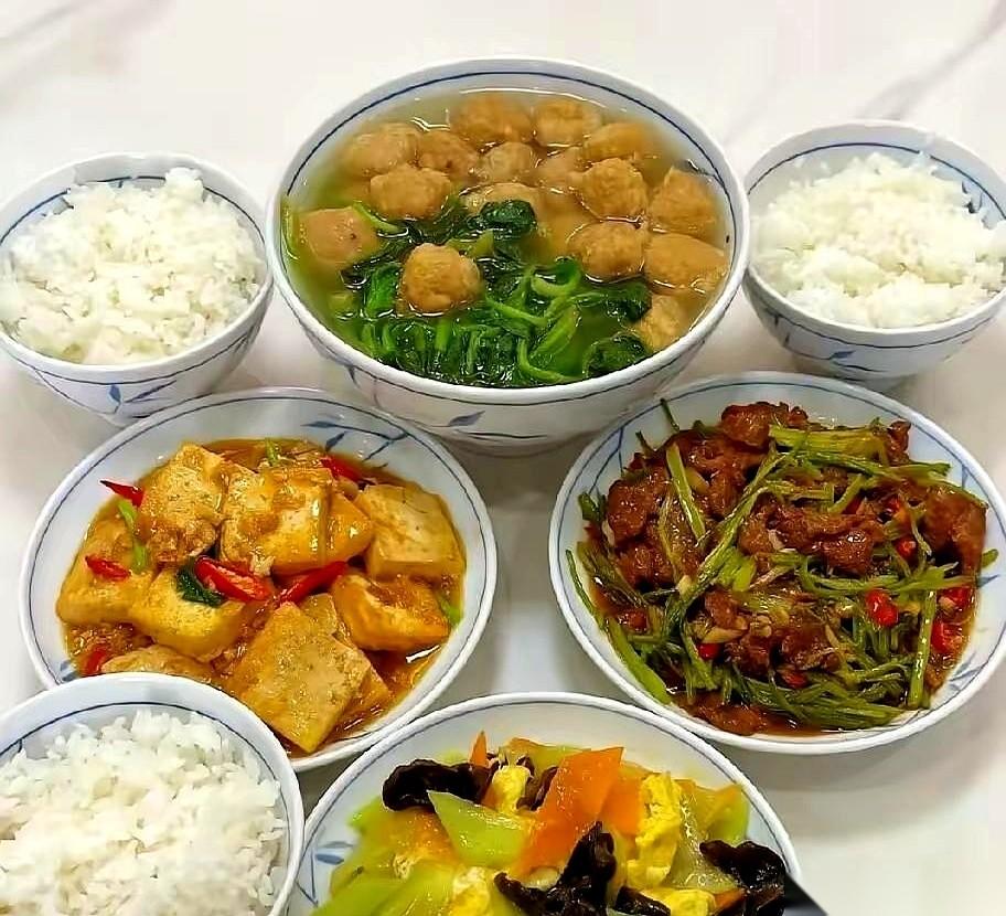 会议室里，领导清了清嗓子，话丢下来，像块冰。
“工龄满三十年的，今天两个选择。”