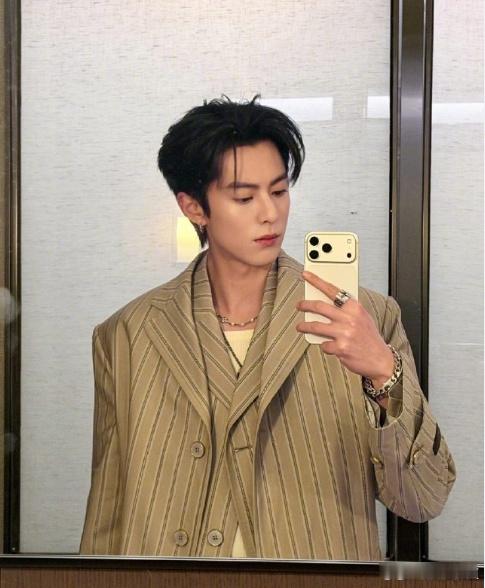 王鹤棣亲爱的客栈抱娃路透《亲爱的客栈》路透🈶，抱娃的棣棣太温柔了啊！！想魂穿娃