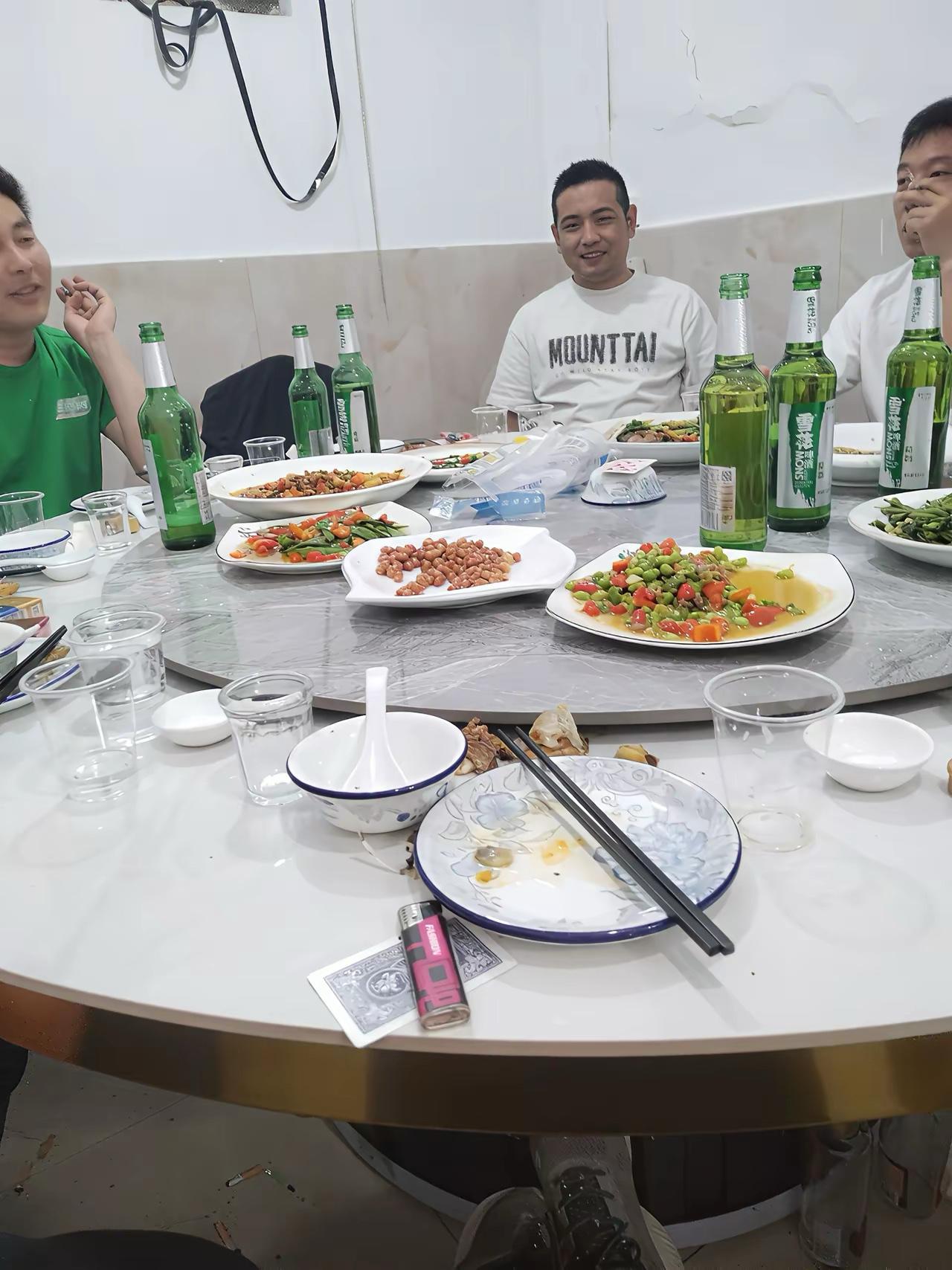 全是一天五百块的人坐一桌了😁