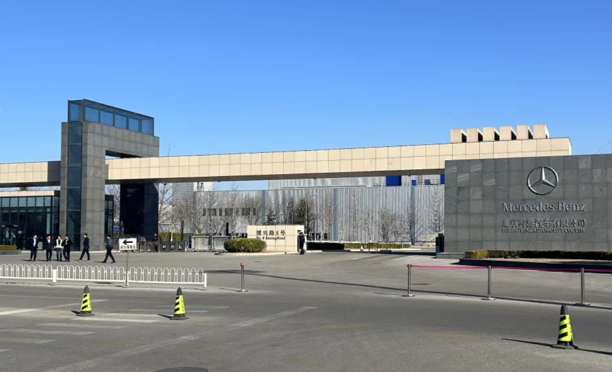 奔驰 斥资77亿元（10亿欧元）扩建匈牙利凯奇凯梅特工厂，年产能翻倍至35万辆，