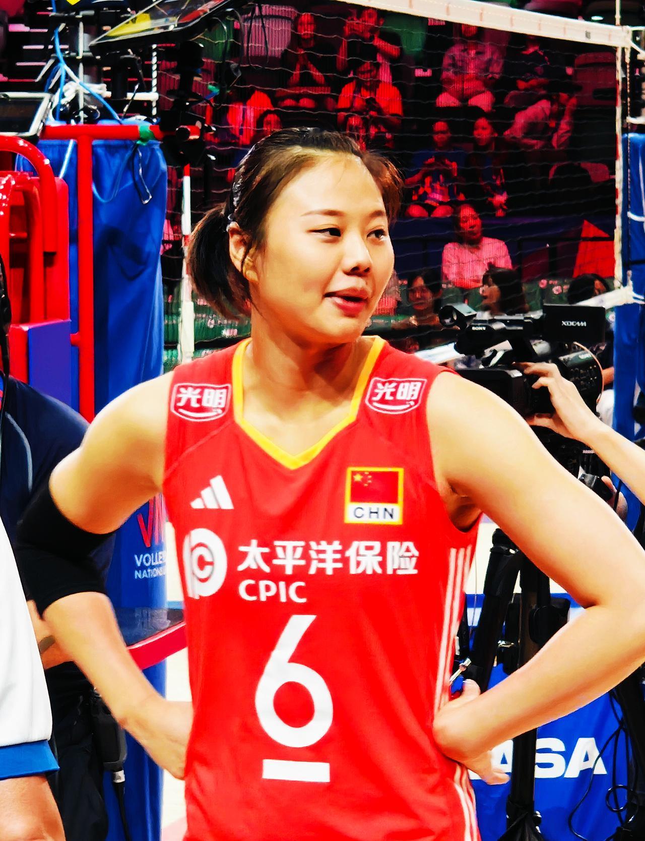 中国女排3-1击败日本女排，队长龚翔宇再次展现了奥运冠军的实力。全场拿下16分的