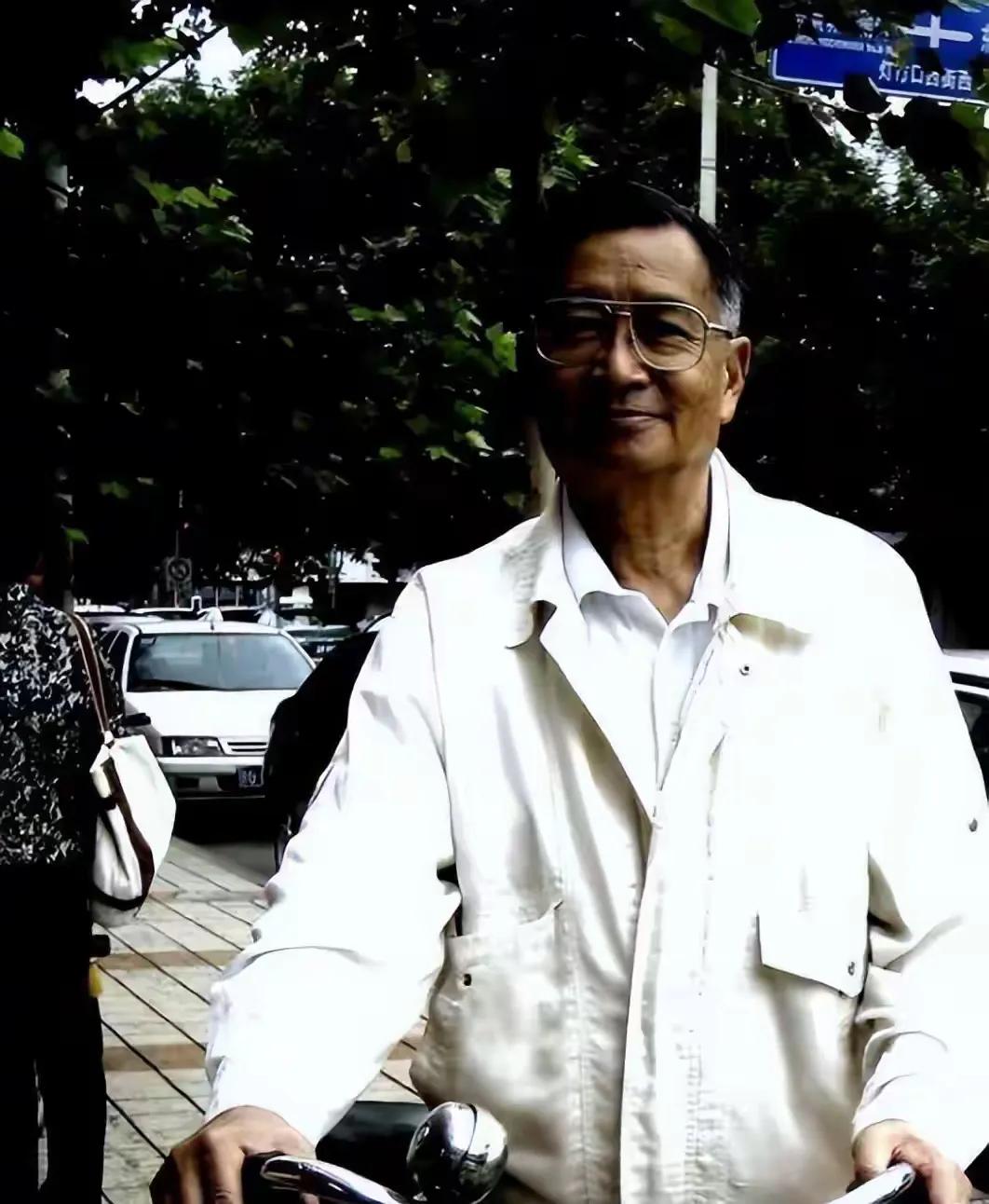 尝完路上艰难苦，
读遍书中绝情诗。
横批：《行路与读书》