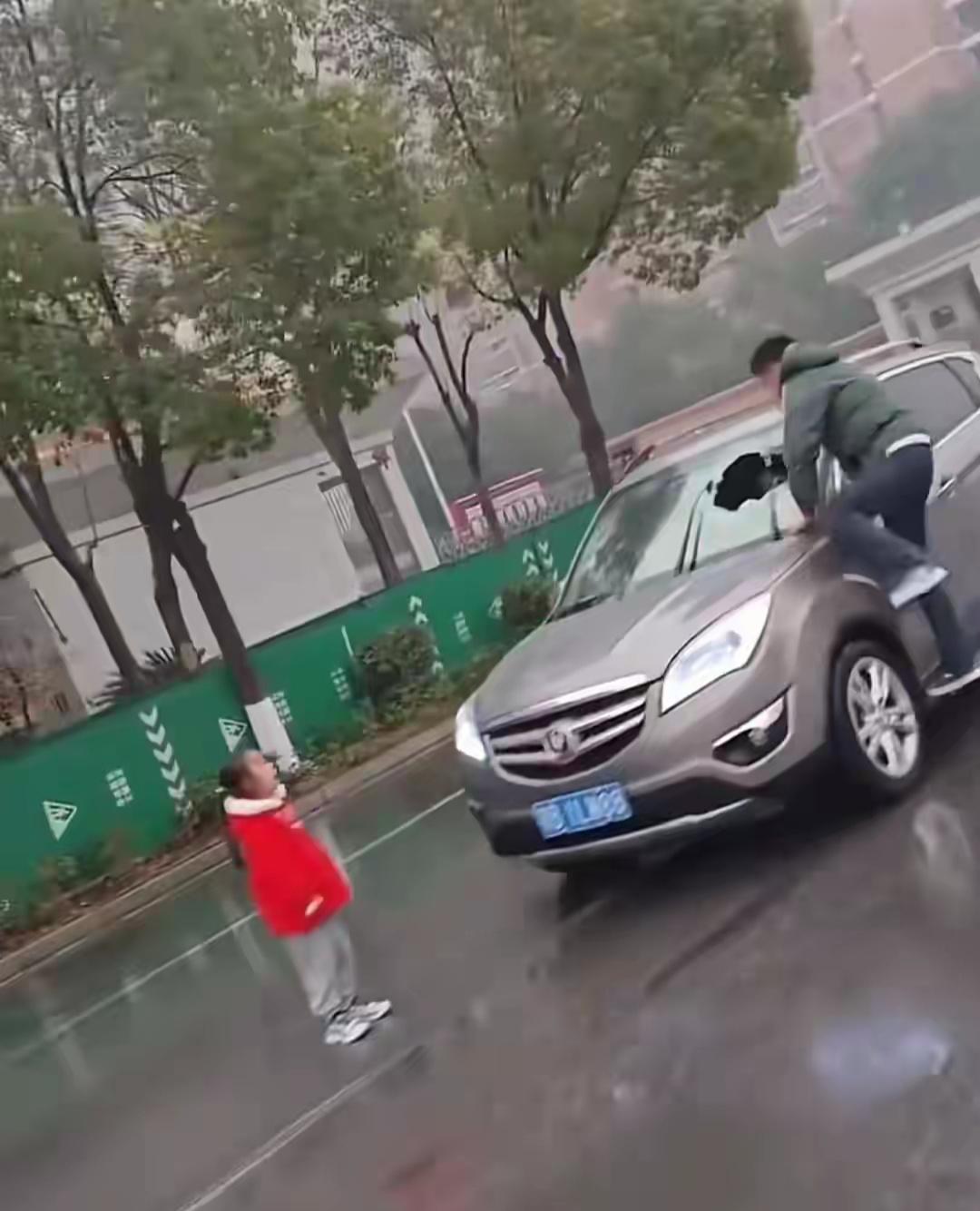 街头惊现“砸车大战”！男子持石怒砸汽车，女儿哭喊阻拦，真相反转让人意外
 
12