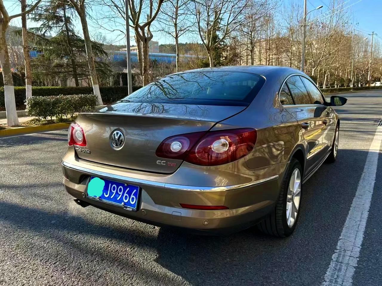 这是一台大众cc国内可以说是拥趸还是比较多的，而且当时真的是美翻了，真的是太惊艳