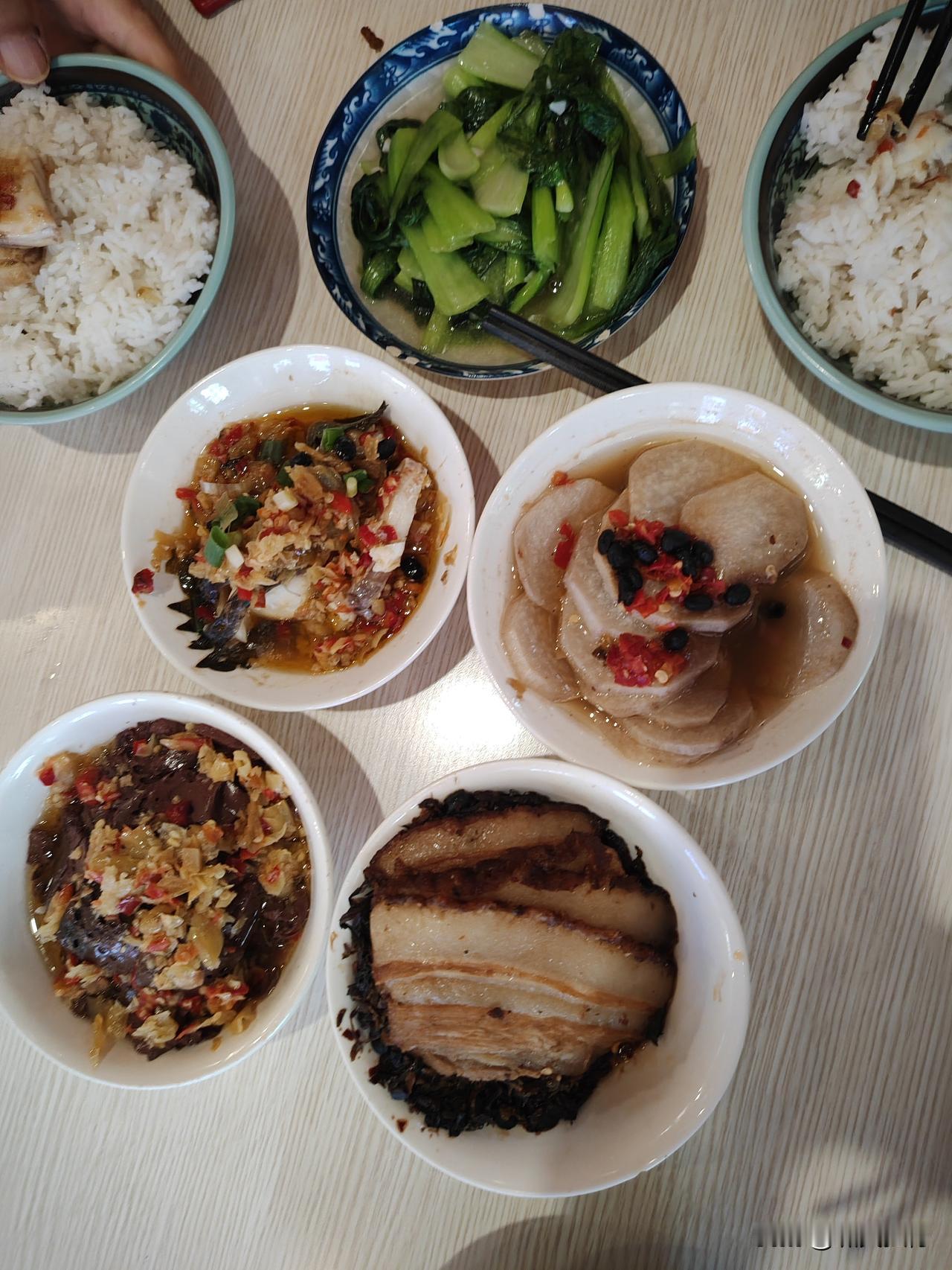 日行千里，昨天从潮汕高铁站上车，4小时52分钟就到了湖南长沙。这个美好的时代，给