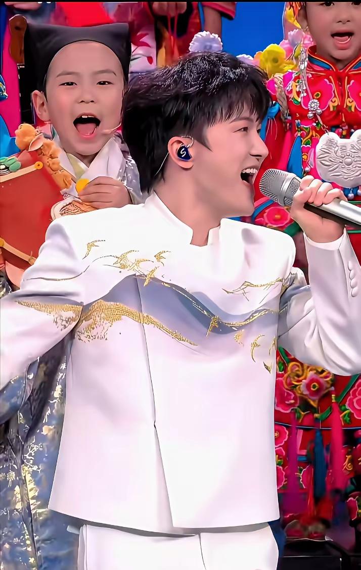 看了今年的春晚，
给我最大意外的就是周深了，
不是意外他年纪轻轻，就5次登春晚，