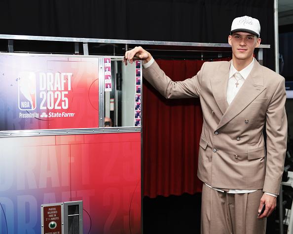 埃戈尔·德明在NBA选秀中以第八顺位被布鲁克林篮网选中。
德明被认为是本届选秀中