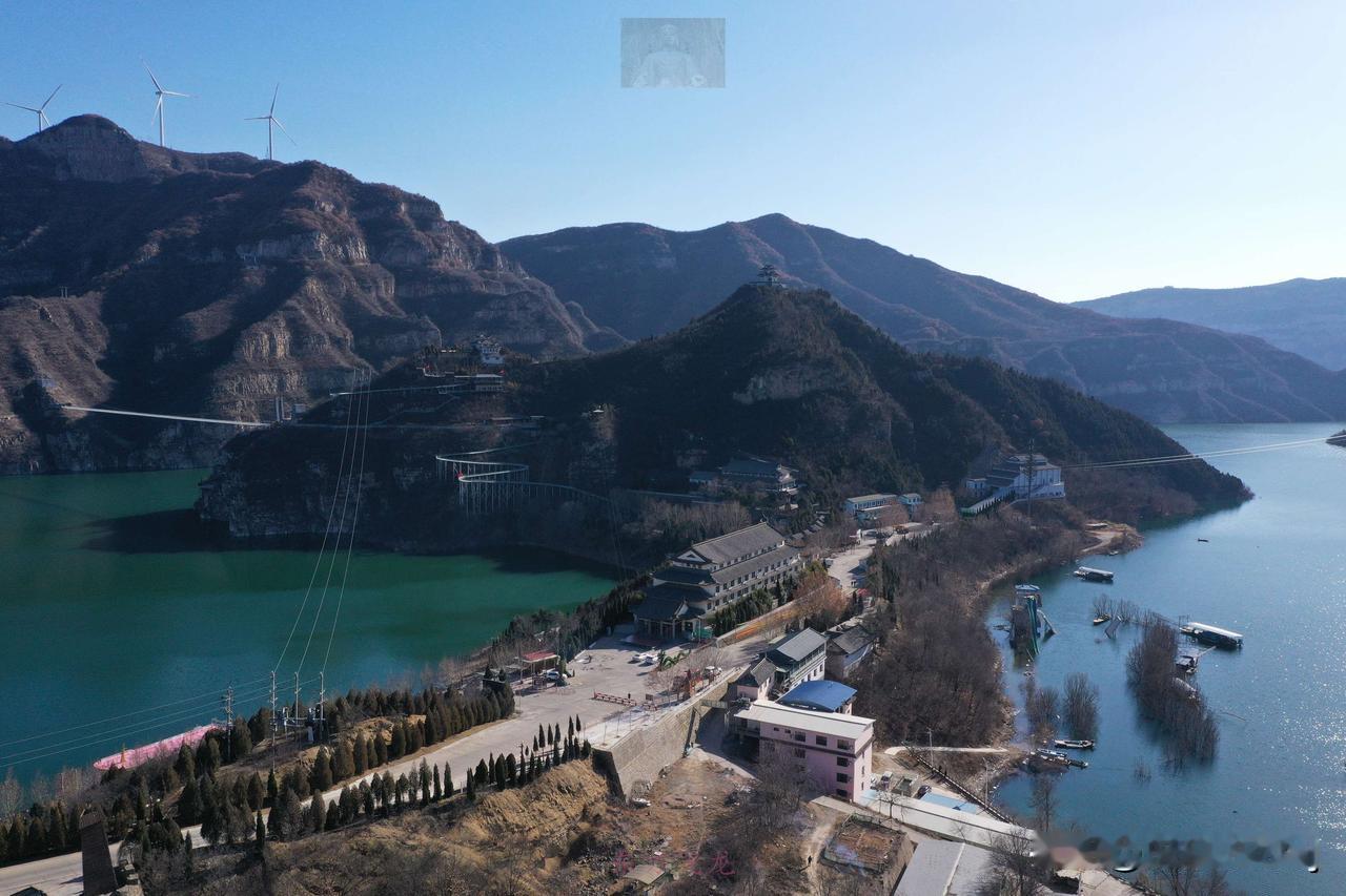 沿着黄河遇见海风景航拍冬日生活打卡季旅行冬日的黄河三峡群峰竞秀、风光壮观美丽，真