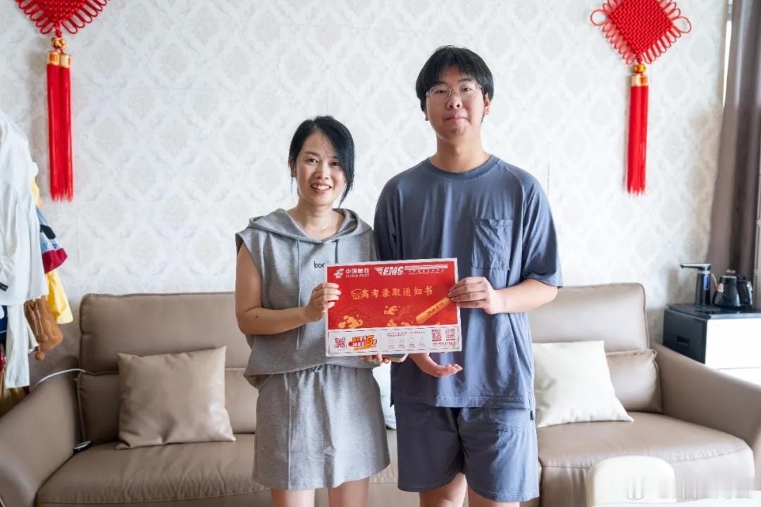 长兴首批大学录取通知书到达“高考裸分666分，终于实现了小时候上浙江大学的梦想。
