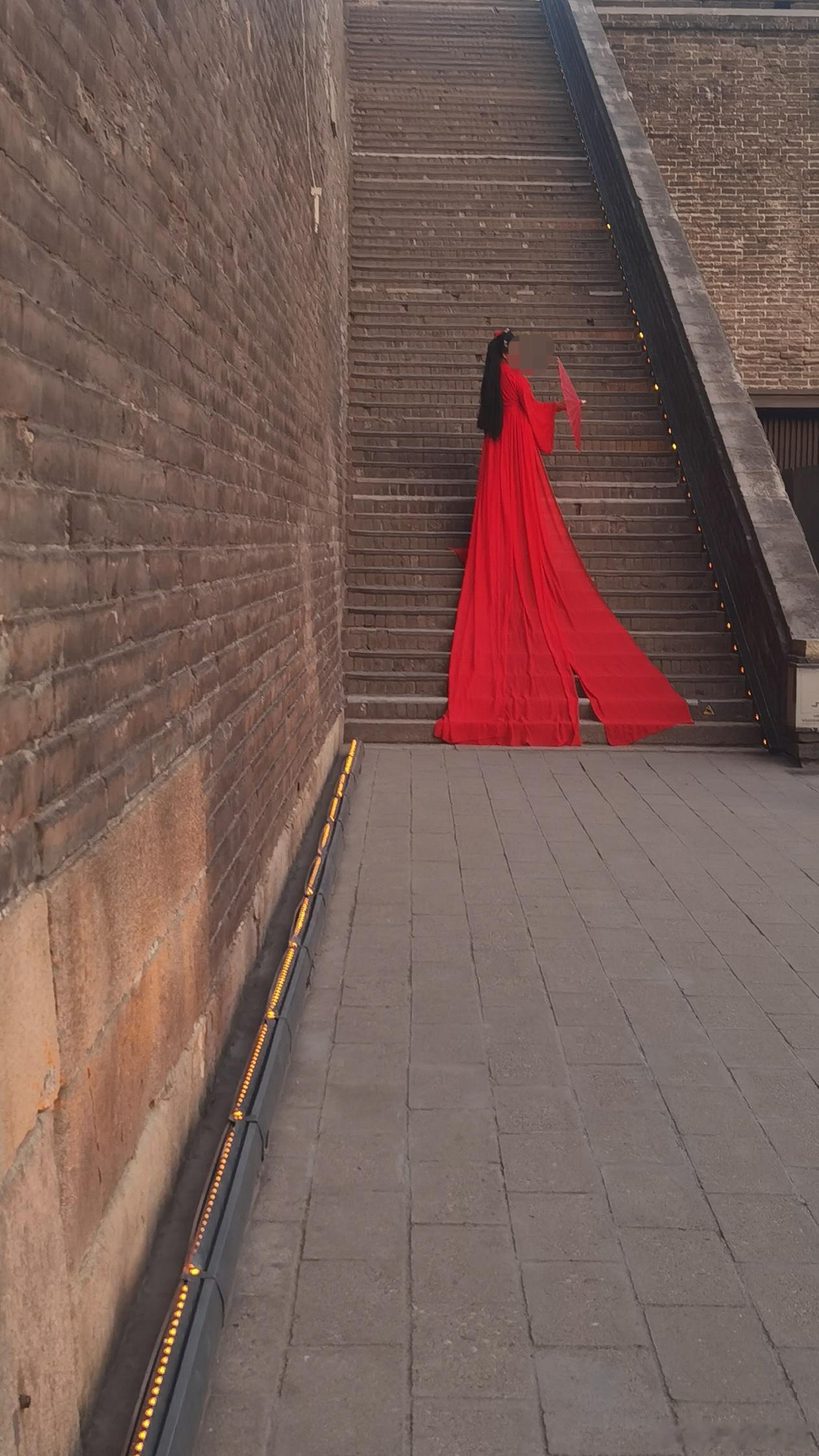 城墙边的一道风景线 