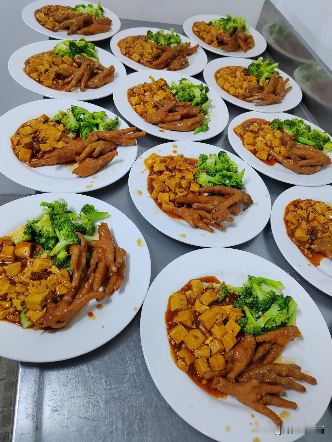 现在已经到了日本的第二个卸货港——名古屋。今天早上一觉醒来，感觉是好冷啊，在厨房