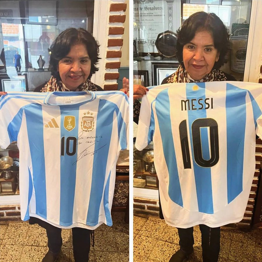 【🥹🥹🥹】梅西将自己签名的阿根廷国家队球衣赠送给了阿根廷活动家、社会餐厅 