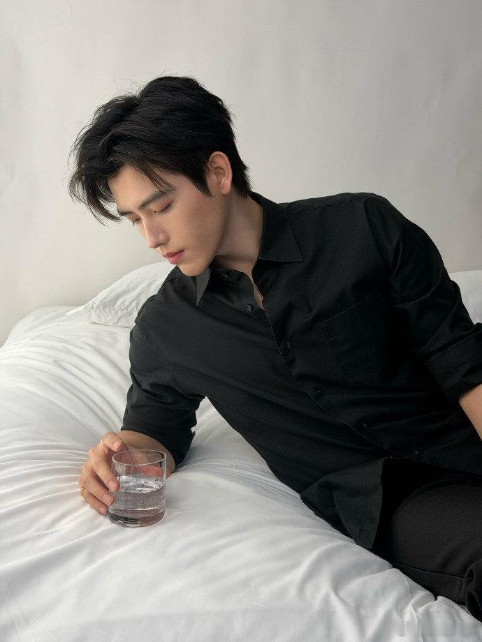 陈飞宇 阿瑟帅回宫了陈飞宇你好星期六路透帅度拉满！清爽造型拿捏冷峻少年感，抬眉瞬