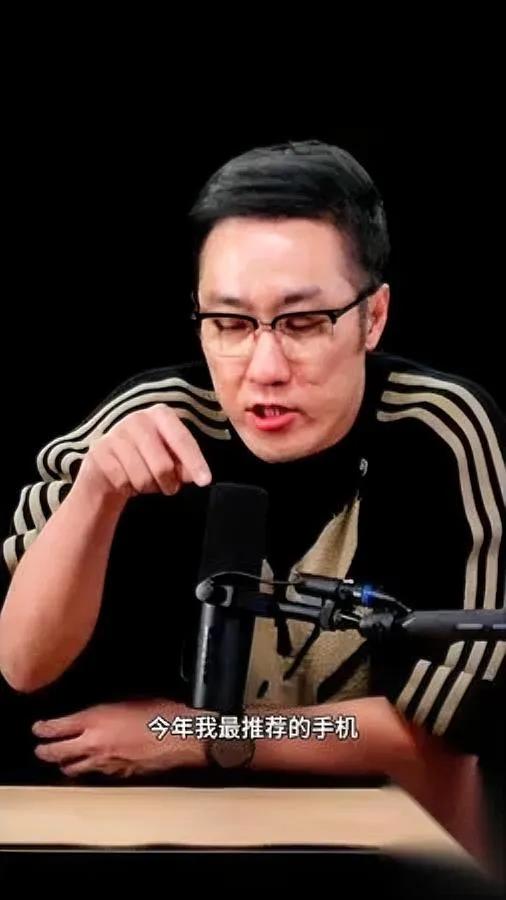 我靠，这画面太魔幻。

王自如，2025，举着……锤子T1。

我以为他下一秒要