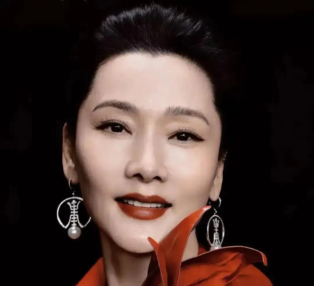 56岁何赛飞在节目里被刘嘉玲“逼问”：演戏几十年，就没被帅哥电到过？
 
她先点